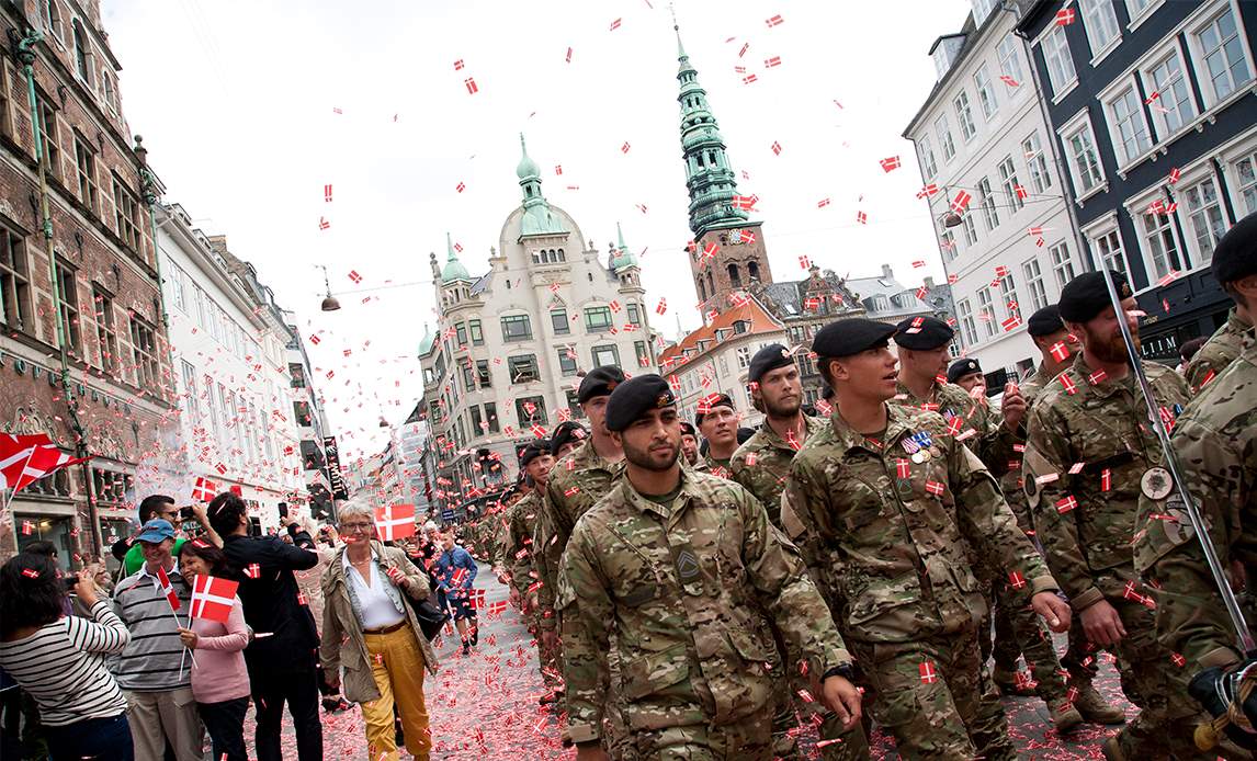 Soldater til parade i forbindelse med Flagdag 2013.