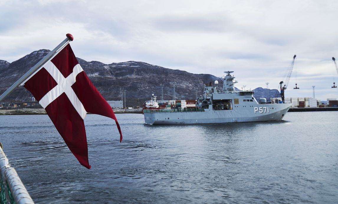 Foto af Dannebrog og fregat i Grønland.