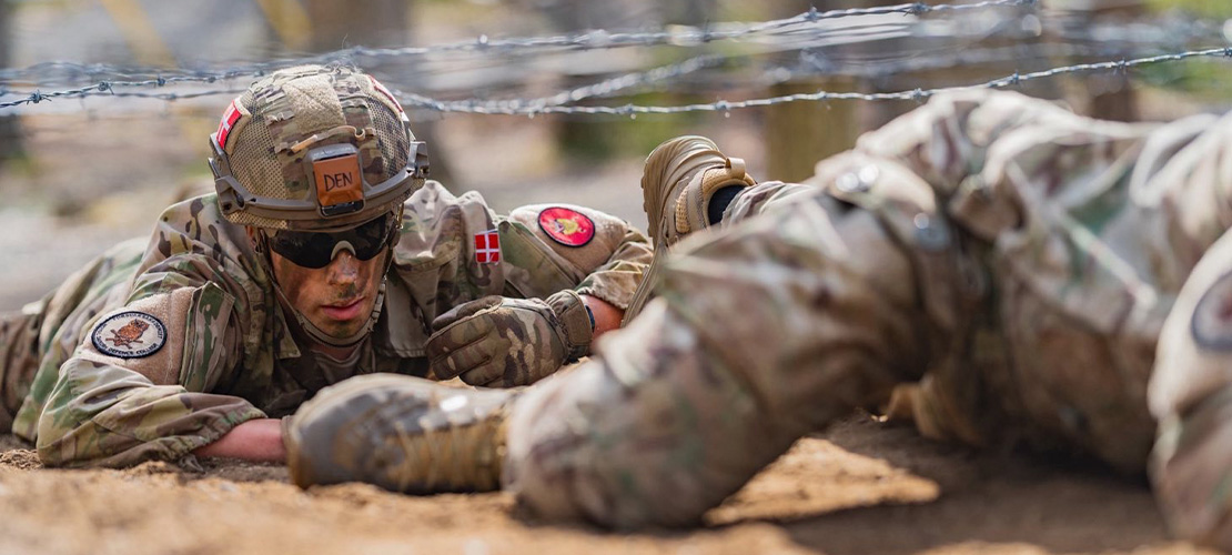 Soldater kravler under pigtråd